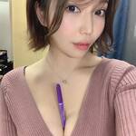 胸の谷間にペンを挟んで、セクシーさで魅了【古河由衣さん／2020年12月13日】