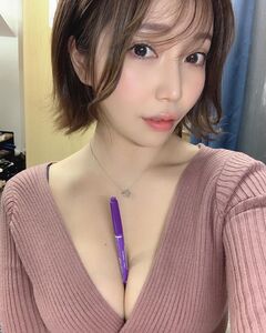 胸の谷間にペンを挟んで、セクシーさで魅了【古河由衣さん／2020年12月13日】