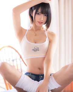 セクシーなキャミソール姿を披露【ぽにょ皇子さん／2020年12月15日】