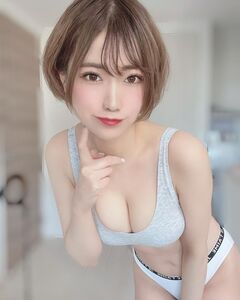 「グレーの下着ってえっちだなー」セクシーな”スポブラ”姿を披露【相良ましろさん/2021年1月16日】