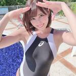 「はやく夏になってほしいなぁ」セクシーな競泳水着姿を披露【篠原冴美さん/2021年1月20日】