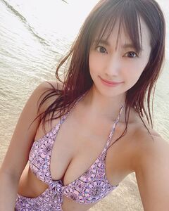 「海って昼と夕方でも全然違う景色を見せてくれるよね。」FLASH表紙&巻頭グラビアのオフショットを公開【霧島聖子さん/2021年1月21日】