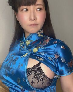 「閉まらん」セクシーな片乳チャイナ服姿を披露【雨宮留菜さん／2021年1月23日】