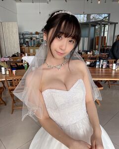 『ヤングチャンピオン』で初のウェディングドレス姿を披露【伊織もえさん／2021年1月26日】