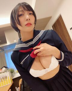 「脱いだり。(推定Hカップ)」セクシーなセーラー服グラビアショットを公開【麻倉まりなさん/2021年1月28日】