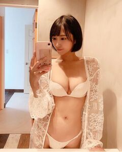 セクシーなビキニ姿のオフショットを公開【川瀬もえさん／2021年1月2日】