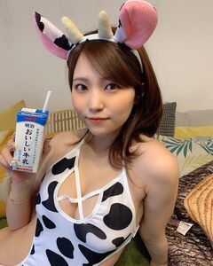 牛柄のセクシー水着衣装を披露【坂東遥さん/2021年1月1日】