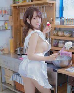 セクシーなエプロン衣装姿を公開【椎名煌さん／2021年1月4日】