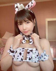 「明けましておめでとうございます(・v・) 」セクシーな牛ちゃんビキニ姿を披露【新垣優香さん／2021年1月3日】