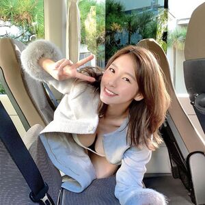 「一緒に楽しい一年にしましょうね」セクシーピースポーズでファンを魅了【夏来唯さん/2021年1月5日】