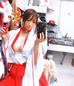 セクシーな巫女コスプレ衣装を披露【清水あいりさん／2021年1月7日】