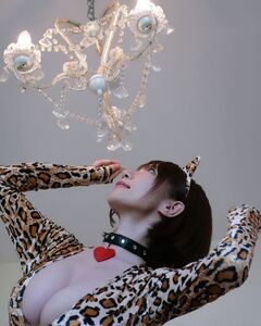 「飼い主さん募集中」セクシーな女豹衣装を披露【清水あいりさん／2021年1月8日】