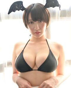 「メロメロにしちゃって大丈夫そ?」セクシーな小悪魔ビキニ姿を披露【紺野栞さん/2021年1月9日】