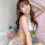 「人形達が後ろで散乱してる」笑顔溢れるセクシービキニショットを公開【日野麻衣さん/2021年2月3日】