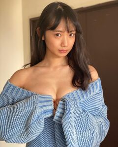 胸元あらわなセーター姿を公開【相沢菜々子さん／2021年2月7日】