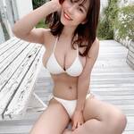 豊満バスト際立つ白ビキニショットでファンを魅了【伊織いおさん/2021年2月8日】
