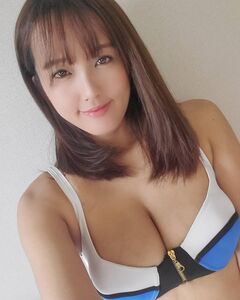 「真ん中ファスナーでも主張」はちきれそうな弾丸バストを披露【日里麻美さん/2021年2月9日】