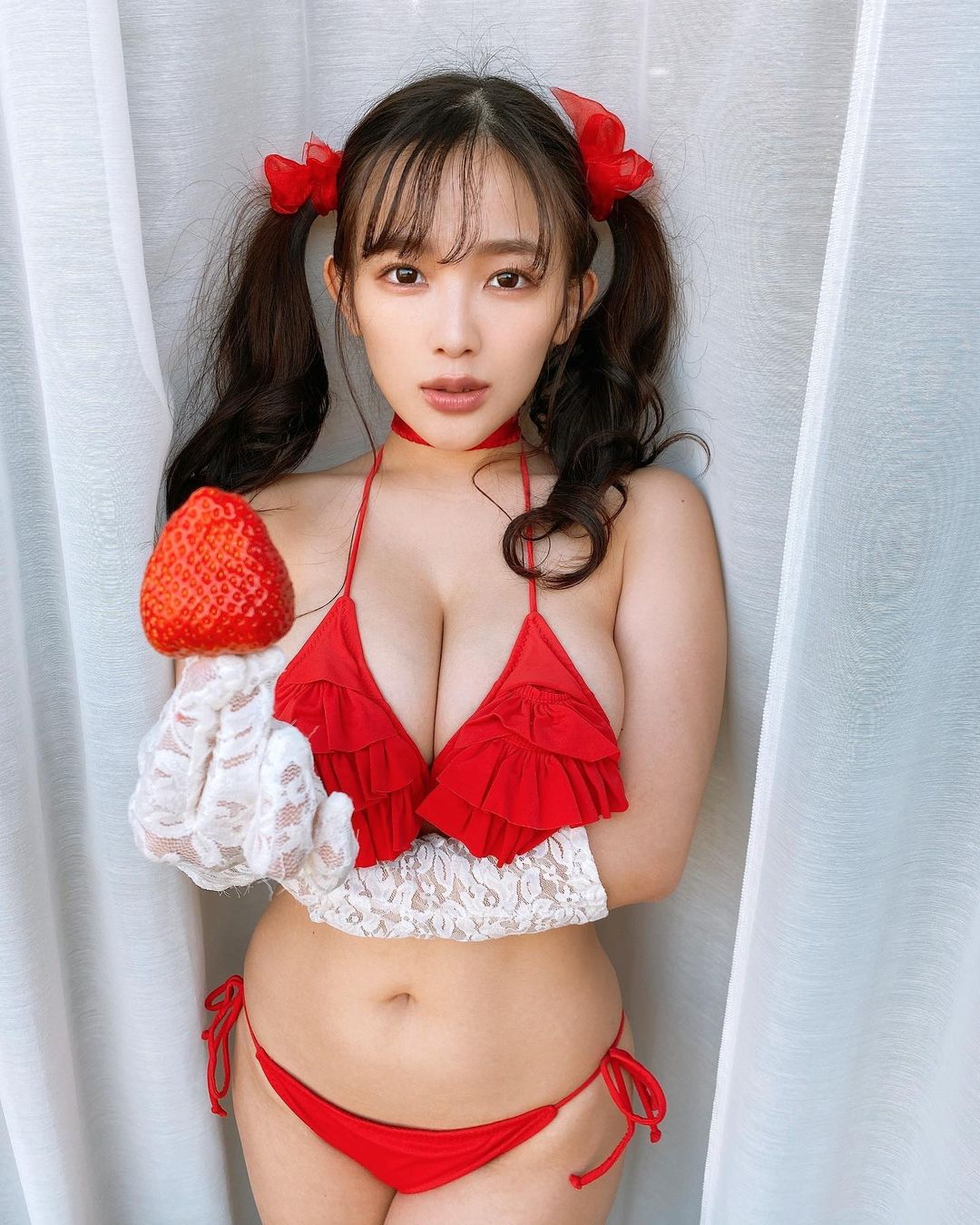「Happy Valentine」"イチゴ"ビキニショットを公開【天木じゅんさん／2021年2月14日】