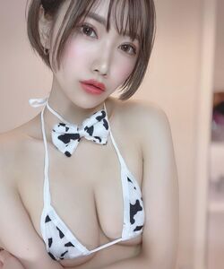 「モーモーお姉さん 丑年ですね」牛柄ビキニショットを公開【相良ましろさん／2021年2月15日】