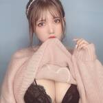 セーターの裾を口でくわえ、ランジェリーがあらわになったセクシーショットを公開【横山あみさん/2021年3月7日】
