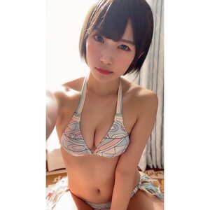 セクシービキニショットでファンを魅了【村上りいなさん/2021年3月11日】