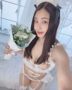 「ハッピーホワイトロデーでした」セクシーウェデシング衣装姿を披露【トロたんさん/2021年3月15日】