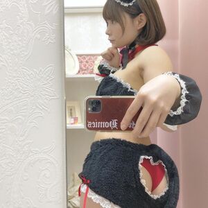 「おはちら〜」セクシー赤パンショットでファンを魅了【真奈さん/2021年3月21日】