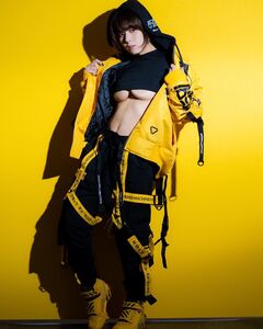 下乳あらわなボーイッシュ女子ショットでファンを魅了【七瀬さくらさん/2021年4月6日】