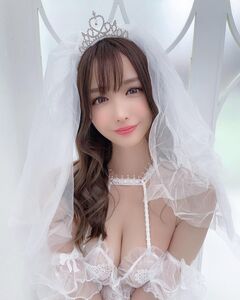 「ウェディングシリーズ先出し…!!」ウェディングコスプレショットでファンを魅了【吉見衣世さん/2021年4月7日】