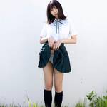 「地味なコが意外と大胆..」スカートを捲り上げたセクシーショットでファンを魅了【日向葵衣さん/2021年4月15日】