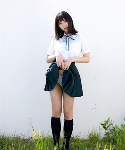 「地味なコが意外と大胆..」スカートを捲り上げたセクシーショットでファンを魅了【日向葵衣さん/2021年4月15日】