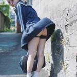 「ましろ先輩は風にも負けず…」風に捲られたスカートから美尻を披露【真白まおさん/2021年4月18日】