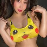 「部屋着と仕事着(?)」"ピカチュウ"ビキニショットでファンを魅了【小町ねねさん/2021年4月25日】