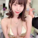 「ひなぺろ」ゴールドビキニショットでファンを魅了【日向葵衣さん/2021年5月8日】