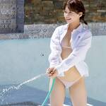 「おはちら〜」ホースで水を掛けているグラビアショットでファンを魅了【真奈さん/2021年5月23日】