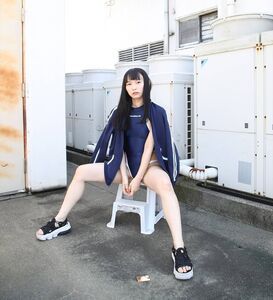 「うちの屋上にいる 水泳部ヤンキー 卍」競泳水着ショットでファンを魅了【真白まおさん/2021年5月24日】