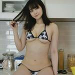 「夜ご飯何作ろっか??」キッチンでのマイクロビキニショットでファンを魅了【伊藤しずなさん/2021年5月31日】