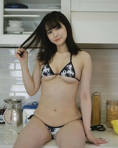 「夜ご飯何作ろっか??」キッチンでのマイクロビキニショットでファンを魅了【伊藤しずなさん/2021年5月31日】