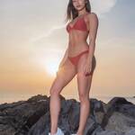 「抜群のプロポーション」「美しすぎです」セクシービキニでパーフェクトボディを披露【とももとももさん/2021年6月3日】