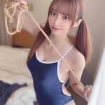 競泳水着姿で「縛っちゃうぞ!」セクシーグラビアショットでファンを魅了【花咲れあさん/2021年7月18日】