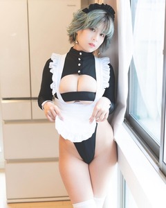 「腰回りのむちむち感」「可愛い」セクシーメイドコスプレ姿を披露【七瀬さくらさん／2021年7月19日】