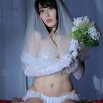 「ねぇ。私のこと、すき??」ウェディングドレスコスプレ姿でファンを魅了【金子智美さん/2021年7月28日】