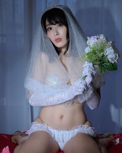 「ねぇ。私のこと、すき??」ウェディングドレスコスプレ姿でファンを魅了【金子智美さん/2021年7月28日】