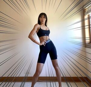 「ジョジョ6部のアニメPVかっこ良すぎた」ジョジョ立ちグラビアショットを公開【とももとももさん／2021年8月12日】