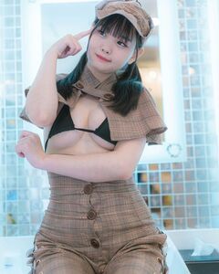 「エロ可愛い」「似合ってる」極小ビキニの”探偵”コスプレ姿でファンを魅了【松本ひかるさん/2021年9月18日】