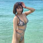 「スタイル最高」「綺麗過ぎ」大胆な蛇柄水着姿でファンを魅了【うんぱいさん／2021年10月7日】