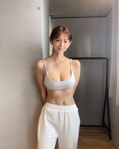 「セクシー過ぎる」「表情がスッキリ爽やかー」美ボディグラビアショットにファン歓喜【絃花みきさん/2021年10月26日】