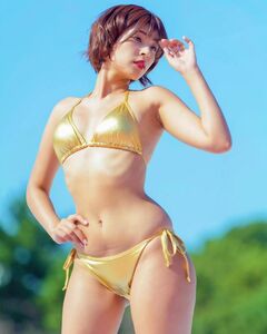 「平伏すしかありません」「引き締まったナイスボディ」ゴールドビキニショットにファン歓喜【藤井マリーさん/2021年10月28日】