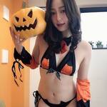「刺激的」「大好き」ハロウィンビキニ姿にファン歓喜【蓬田結梨杏さん/2021年10月31日】