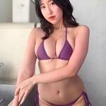 「ムチムチ感が良い」「惹きつける」セクシービキニ姿で迫力ボディを披露【井上茉倫さん/2021年11月14日】